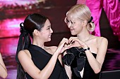 「BLACKPINKのジェニー＆ロゼ、可愛らしい小動物たちと遊びながらソロ・プロジェクトを語る」1枚目/1