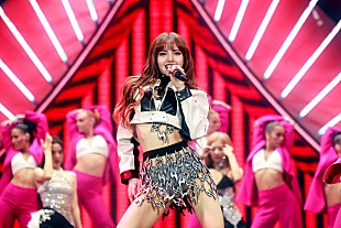 「BLACKPINKのLISAが小学校の先生に、生徒たちと「Rockstar」MV制作」
