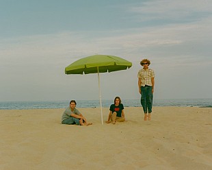 「オールモスト・マンデー、デビューAL『ダイヴ』日本盤CDボーナス・トラック発表　未発表曲含む10曲収録」