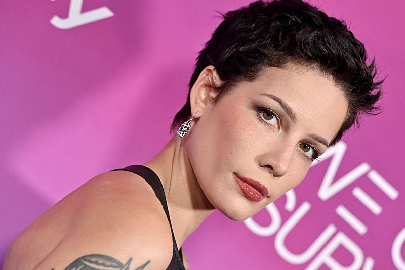  ホールジー、スマホのヌード写真を音楽業界の重役に無断で見られたと明かす 