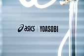 「【ASICS × YOASOBI “JUST A LITTLE STEP” POP-UP GALLERY】」2枚目/5
