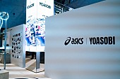 「【ASICS × YOASOBI “JUST A LITTLE STEP” POP-UP GALLERY】」3枚目/5