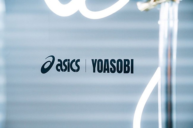 「【ASICS × YOASOBI “JUST A LITTLE STEP” POP-UP GALLERY】」2枚目/5