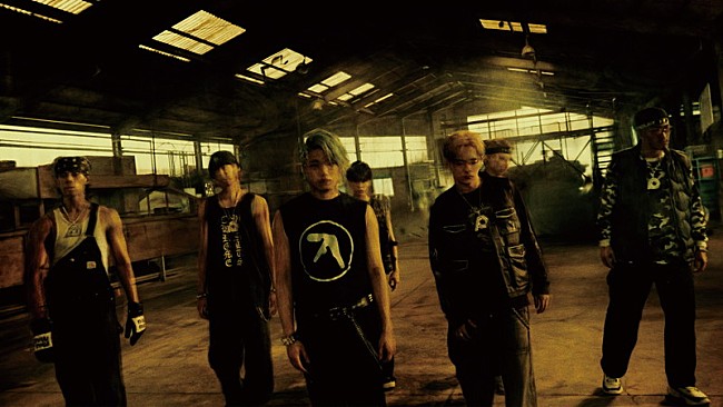 「PSYCHIC FEVERの反骨精神＆野望を表現、新曲「TALK TO ME NICE feat. TAMP」MV公開」1枚目/4