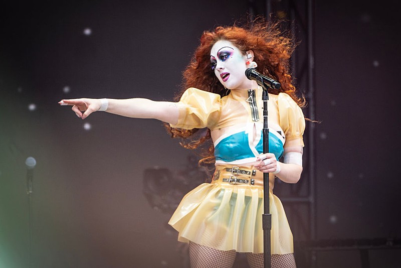 チャペル・ローン、カントリー調の新曲「The Giver」を『SNL』で初披露