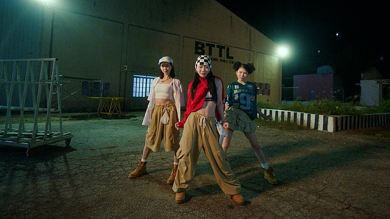 「『IS:SUE （イッシュ） &#039;Breaking Thru the Line&#039; Performance Video』」2枚目/12