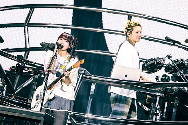 「＜ライブレポート＞YOASOBI、憧れの地で作り上げた【超現実】な世界――記念すべき初の東京ドーム単独公演」1枚目/18