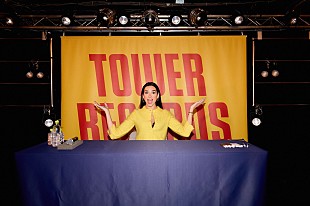 「デュア・リパ、渋谷タワレコでサイン会開催」
