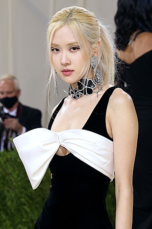 「BLACKPINKのロゼ、テイラー・スウィフトからソロ活動のアドバイスをもらったと語る「私を守ろうとしてくれた」」