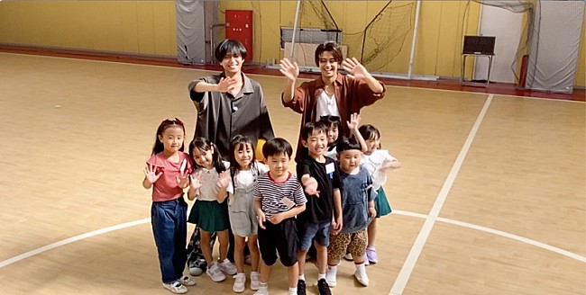 「King &amp; Prince、子ども達と触れ合う『6歳は誰だ！？ 同期当てクイズ』ティザー映像を公開」1枚目/3