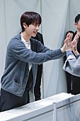「BTSのJIN、約5年ぶりの来日で700人とハイタッチ」1枚目/1