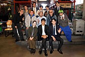 「Kroi、反町隆史＆杉野遥亮らキャスト陣と記念写真　主題歌担当の火9ドラマ『オクラ』撮影現場を訪問」1枚目/3