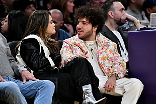 「セレーナ・ゴメス、恋人ベニー・ブランコが“最もセクシーな男性”の一人に選ばれたことに反応」