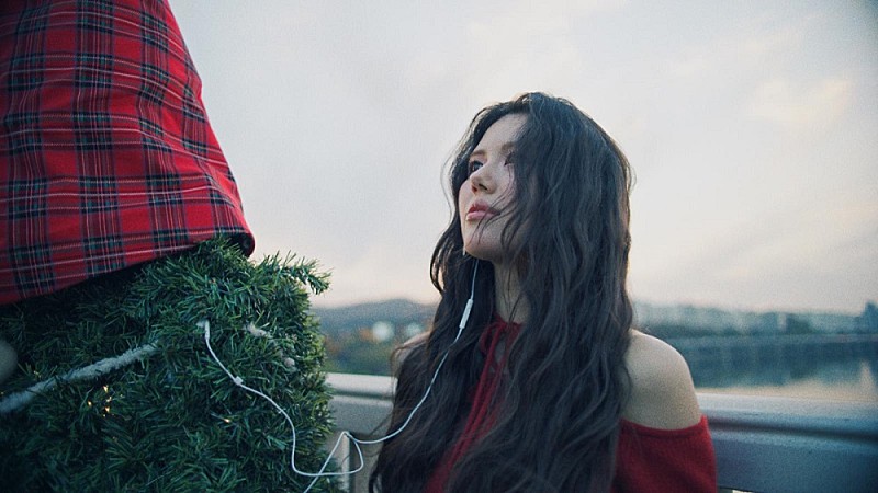 オリヴィア・マーシュ、ホリデー・シーズンにぴったりな新曲「First December with You」公開 