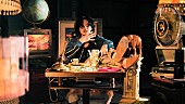 「TOOBOEが様々な場所へ、どこか不穏な雰囲気の「素晴らしき世界」MV公開」1枚目/3