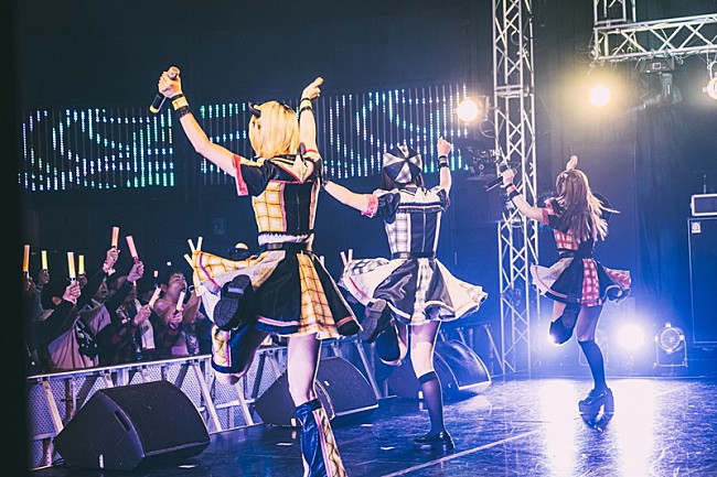 「実写版『【推しの子】』本編未収録、B小町「サインはB」ライブパフォーマンス映像公開」1枚目/2