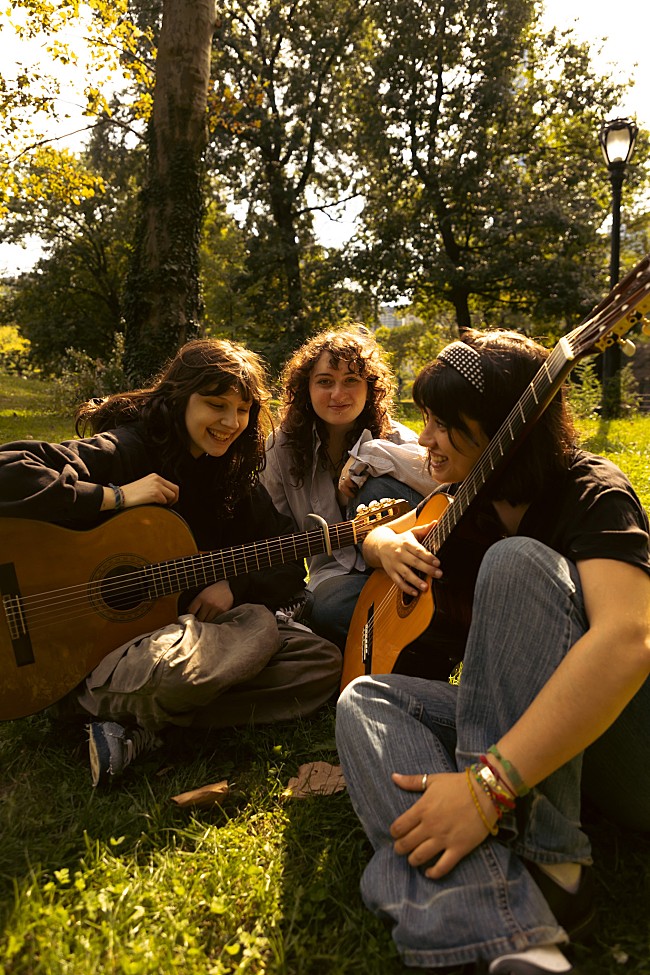 「アルゼンチン発ボッサ・ポップ・トリオ＝トリアーダ、デビュー・シングル「鵞鳥のサンバ」公開」1枚目/2