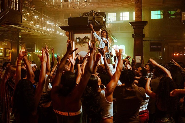 「【2024 #BBMAs】タイラ、「Push 2 Start」「Shake Ah」のパフォーマンスで大いに盛り上げる」1枚目/1