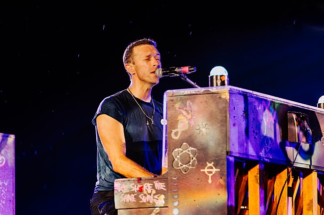 「【2024 #BBMAs】コールドプレイ、2年連続で＜トップ・ロック・ツアー・アーティスト＞受賞＆「All My Love」演奏」1枚目/2