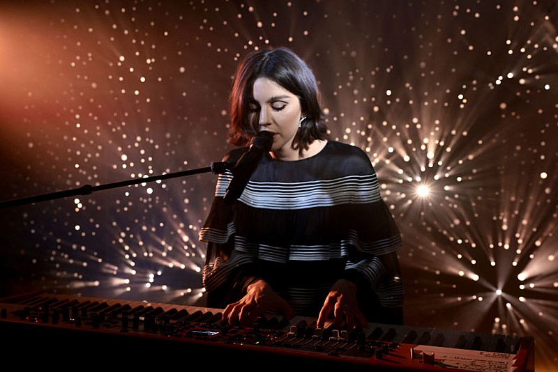 グレイシー・エイブラムス、『SNL』デビューで 「That’s So True」と「I Love You, I’m Sorry」を披露 