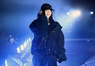 「ビリー・アイリッシュ、ライブ中にファンが投げたネックレスが顔に命中」