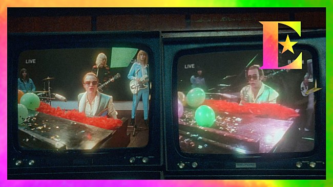 「エルトン・ジョン、1973年の「ステップ・イントゥ・クリスマス」新MV公開　カーラ・デルヴィーニュがエルトン役で出演」1枚目/1