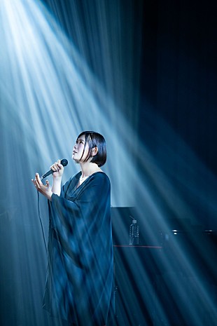 「絢香、クリスマスディナーショーで新曲「Versailles - ベルサイユ -」初披露＆来年のリリースも予告」