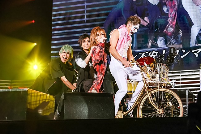 「ゴールデンボンバーの20周年アリーナライブ【旧作-kyusaku-】レポートが到着、人間習字や溶接に再挑戦」1枚目/5