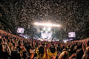 ゴールデンボンバーの20周年アリーナライブ【旧作-kyusaku-】レポート