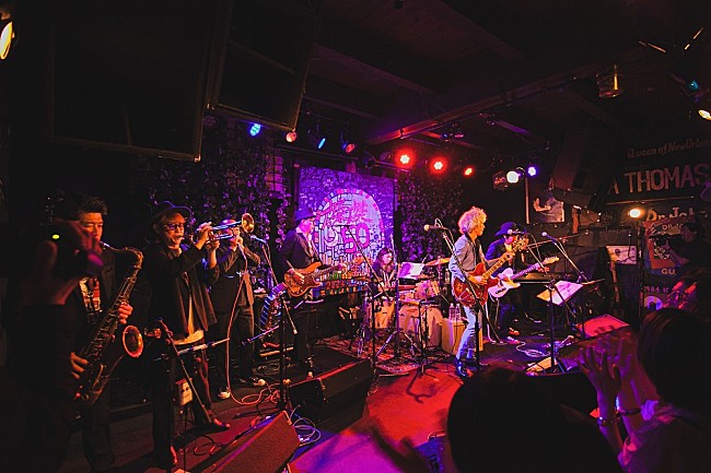 「三宅伸治＆The Red Rocks、ライブハウス・磔磔50周年記念ライブの演奏を収めたALリリース決定」1枚目/1