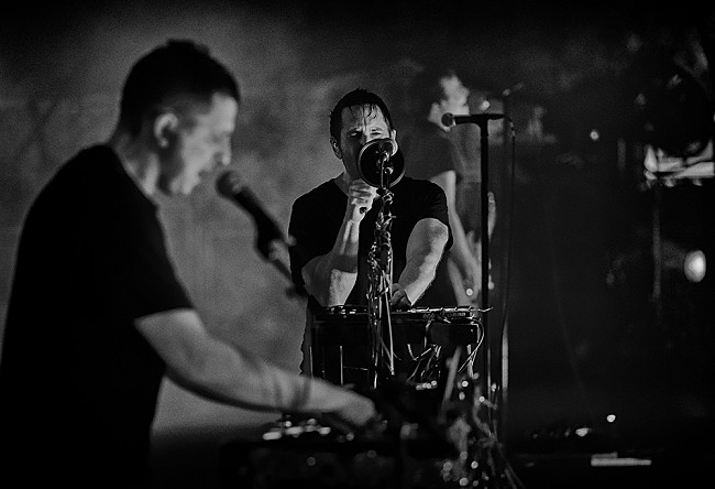 「ナイン・インチ・ネイルズ、LA山火事のためツアーの正式発表を延期」1枚目/1