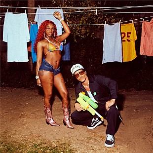 「ブルーノ・マーズ＆セクシー・レッド、コラボ曲「Fat Juicy &amp; Wet」公開　MVにレディー・ガガ＆ロゼも出演」