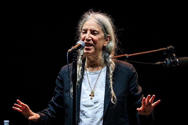 「パティ・スミス、ブラジルのステージ上で倒れた理由を“片頭痛後の目まい”と説明し無事を報告」1枚目/1