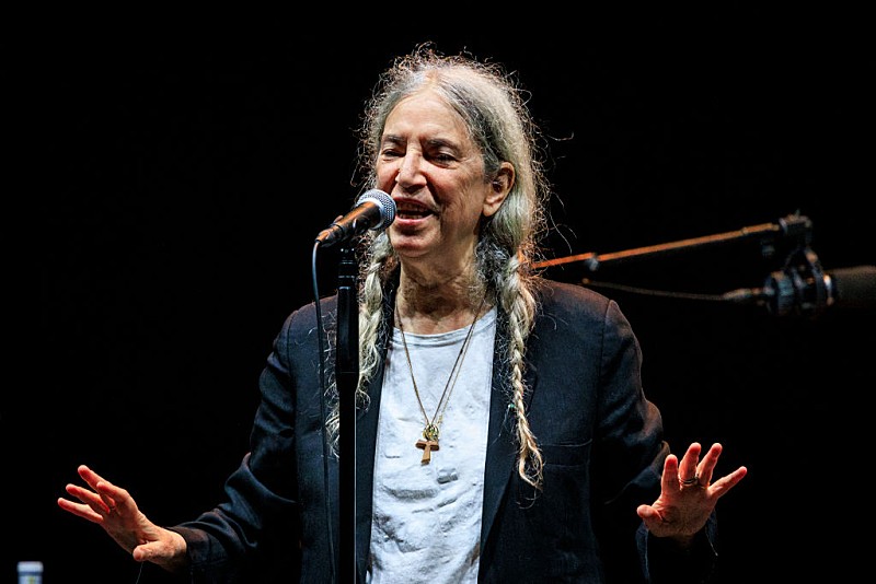 「パティ・スミス、ブラジルのステージ上で倒れた理由を“片頭痛後の目まい”と説明し無事を報告」1枚目/1