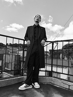 「AMIRIとMaison MIHARA YASUHIROがコラボスニーカーを発表　モデルにJin Dogg起用」