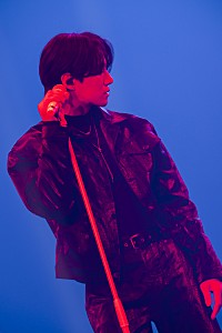 2PMジュノフラッグ 2PMジュノ、ブラックスーツ姿から放たれるカリスマオーラ…「すごく瘦せ