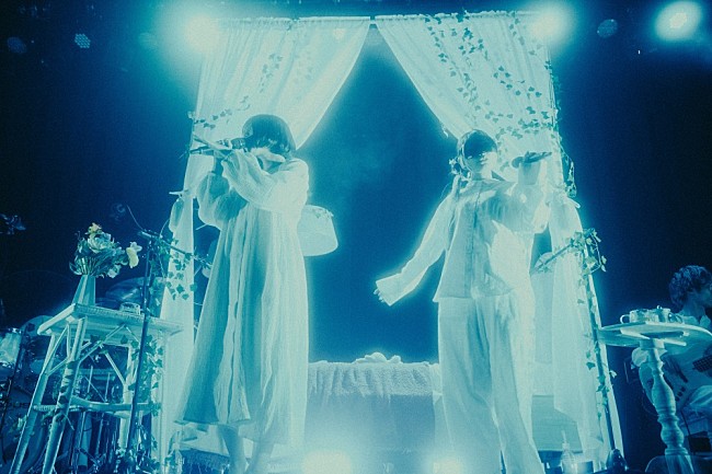 「mekakushe×長瀬有花、【Collaboration Live&quot;世界が美しいからだよ&quot;】のオフィシャルレポートが到着」1枚目/7