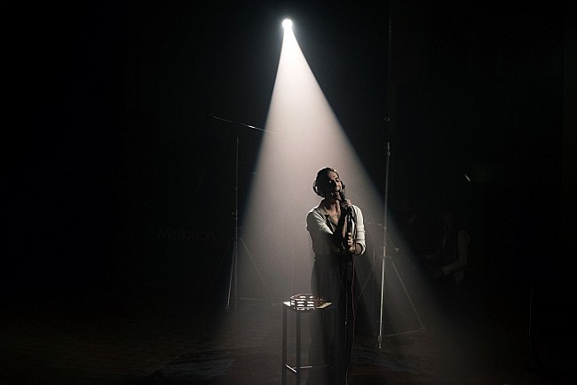 「マネスキンのダミアーノ・デイヴィッド、ローマで撮影した「ナッシング・ブレイクス・ライク・ア・ハート」MV公開」1枚目/2