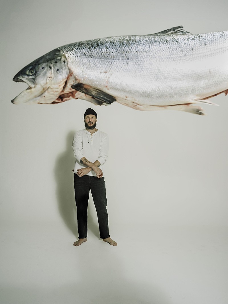 ボン・イヴェール、「Everything Is Peaceful Love」MV公開