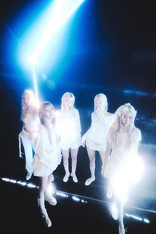 「LE SSERAFIM、輝く“情熱”を表現したコンセプトフォト「BLEACHED AURA」公開」