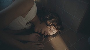 「女王蜂の新たな一面、美しい映像で「紫」の世界観を表現したMV」