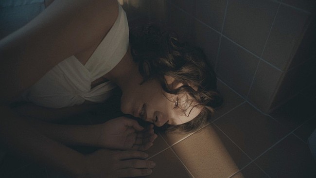 「女王蜂の新たな一面、美しい映像で「紫」の世界観を表現したMV」1枚目/4