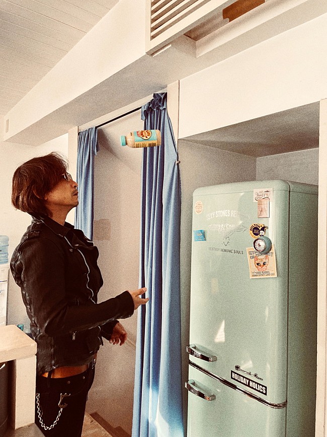 「浅井健一、自らセレクトしたベストアルバム『WHO IS BENZIE？』リリース決定」1枚目/1