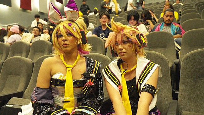 「鏡音リン・レンのコスプレをするメキシコのファン」5枚目/10