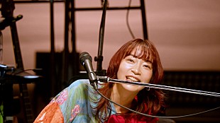 「ヒグチアイ、東京国際フォーラムワンマンより「かぞえうた」「黒い影」ライブ映像公開」