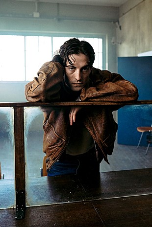 「マネスキンのダミアーノ・デイヴィッド、1stソロAL『ファニー・リトル・フィアーズ』リリース決定」