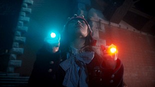 「YonYon、新曲「U」で描いた“愛に触れて光に導かれていく”ストーリーを映像化したMV公開」