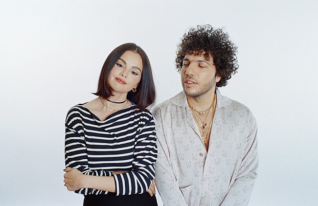 「セレーナ・ゴメス＆ベニー・ブランコ、「Younger And Hotter Than Me」MV＆ビハインド映像公開」1枚目/2