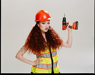 「チャペル・ローン、新曲「The Giver」の和訳付きビデオ公開」