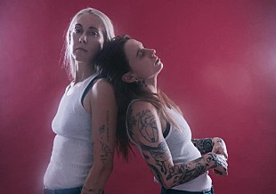 「ジュリアン・ベイカー＆トーレス、新曲「Dirt」のMV公開」